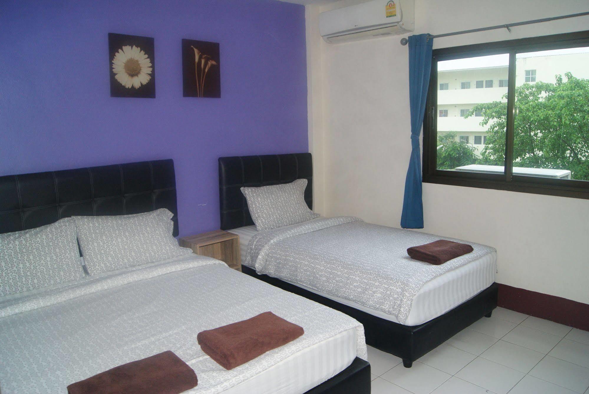 Pineapple Guesthouse Phuket Exterior photo