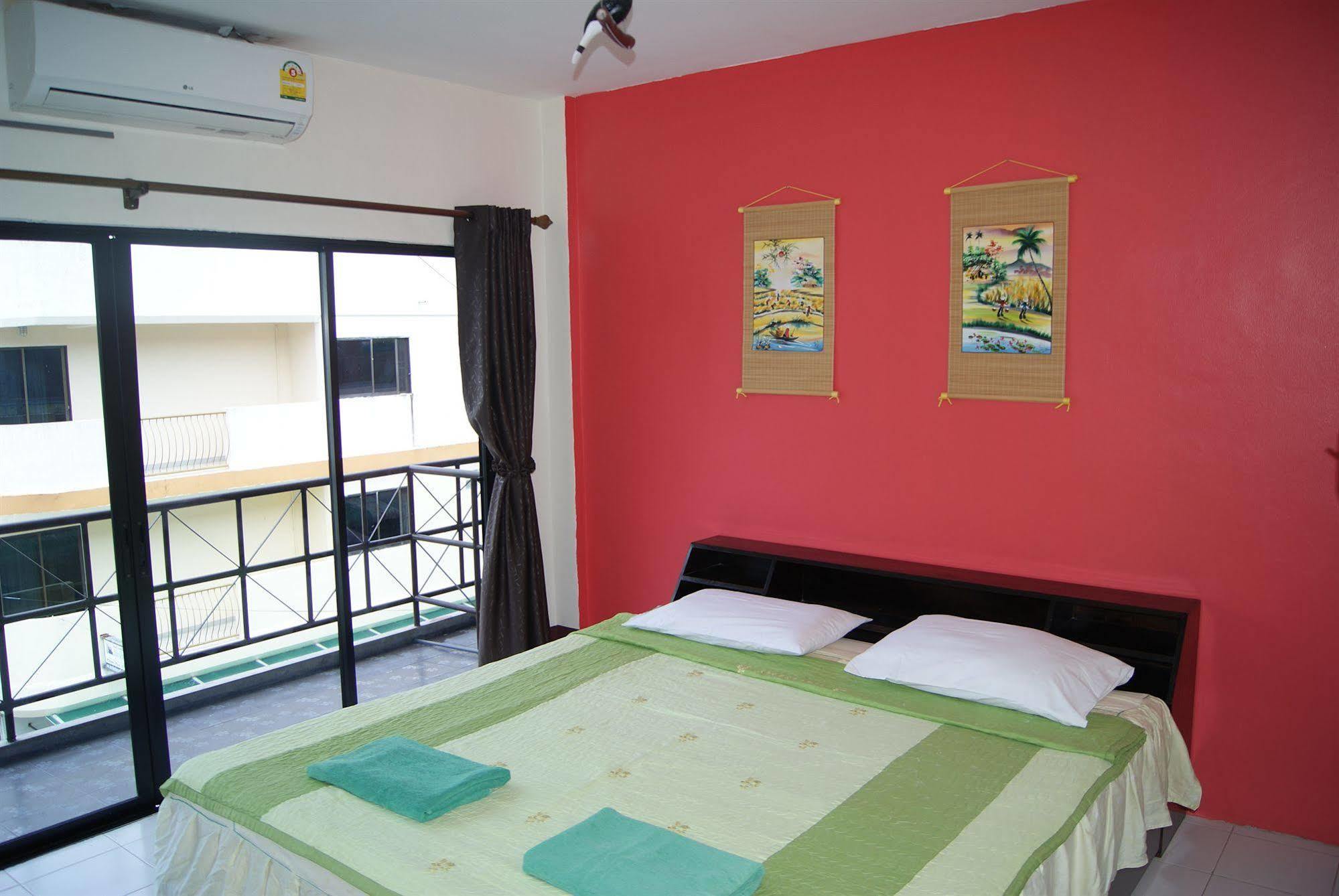 Pineapple Guesthouse Phuket Exterior photo