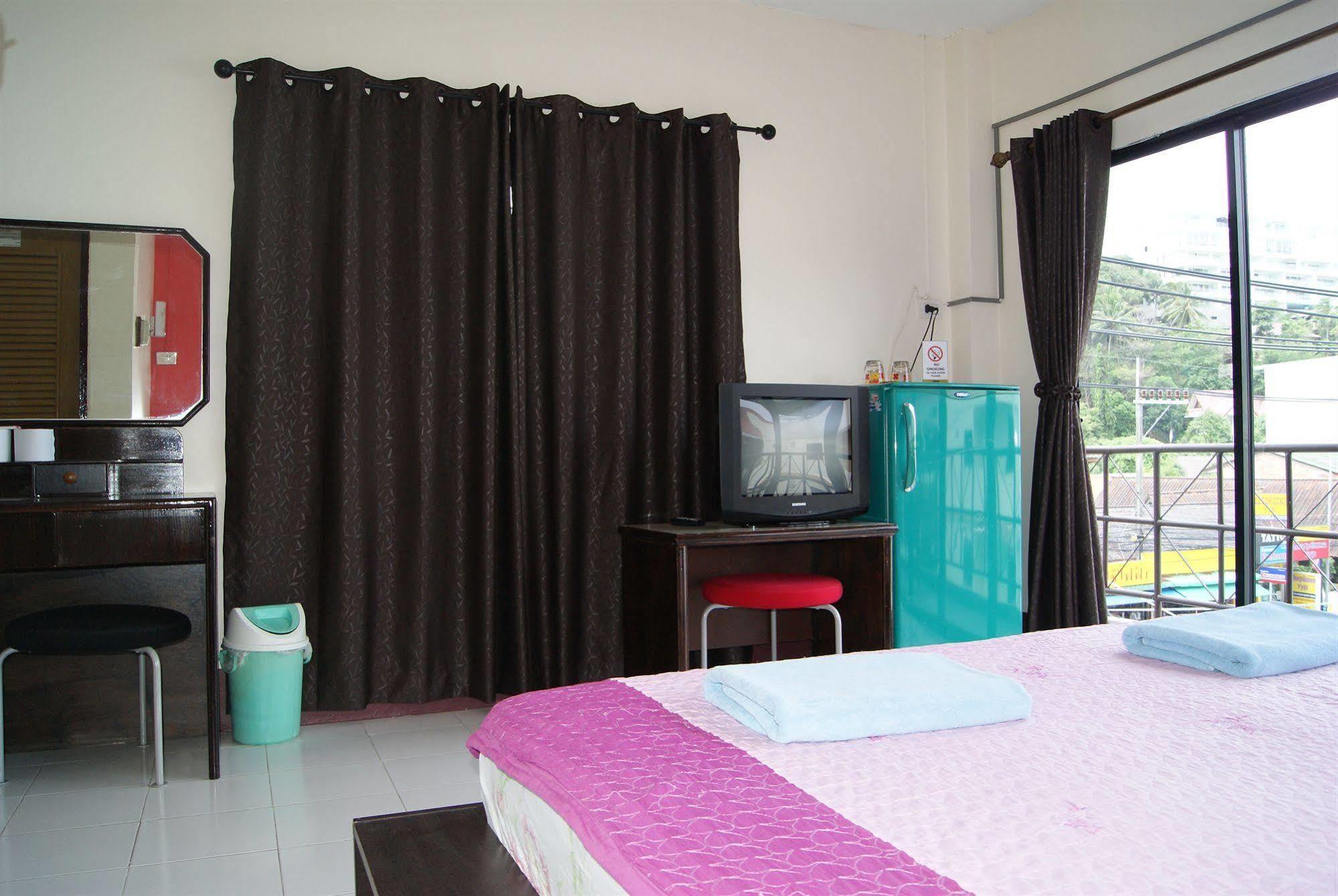 Pineapple Guesthouse Phuket Exterior photo