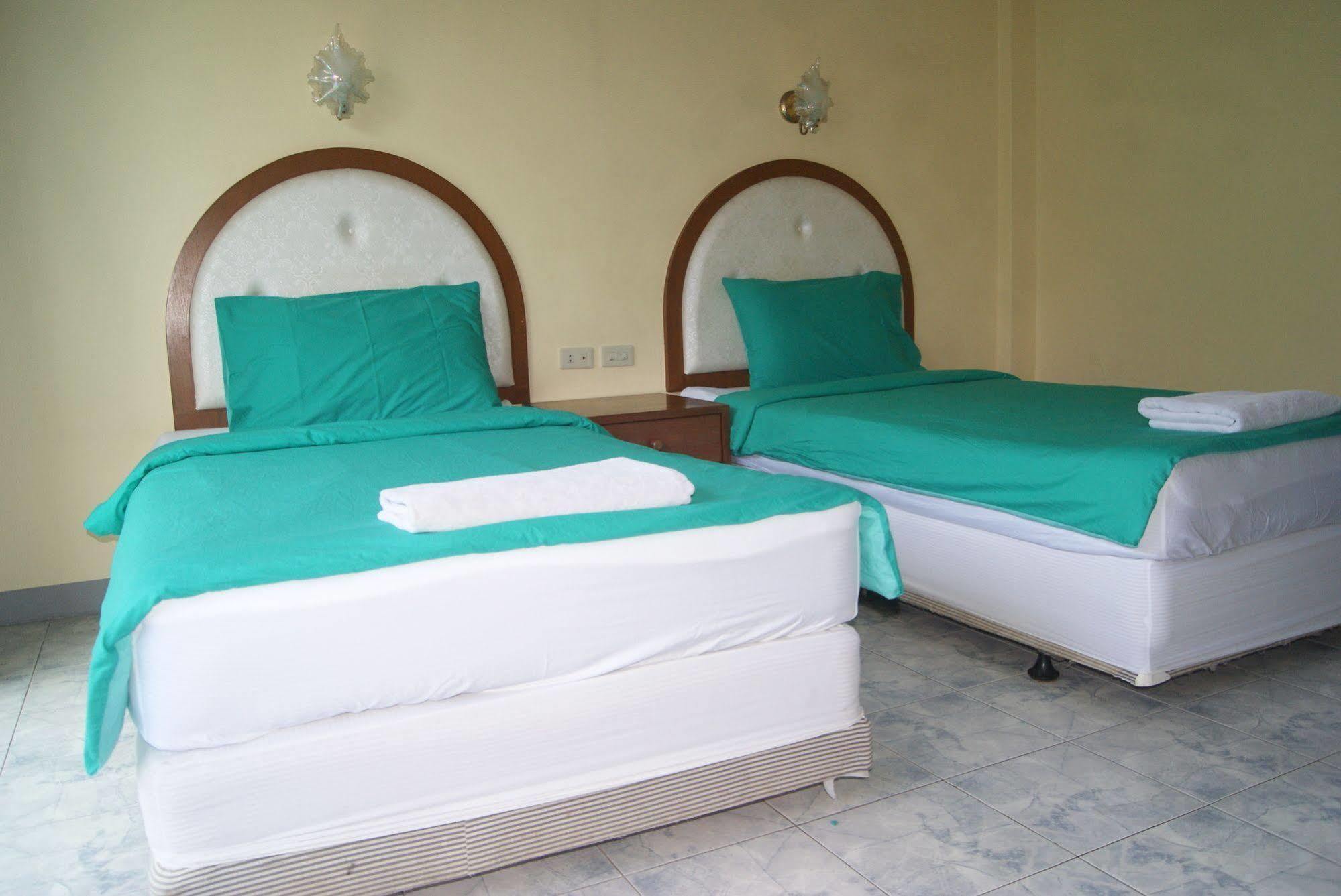Pineapple Guesthouse Phuket Exterior photo