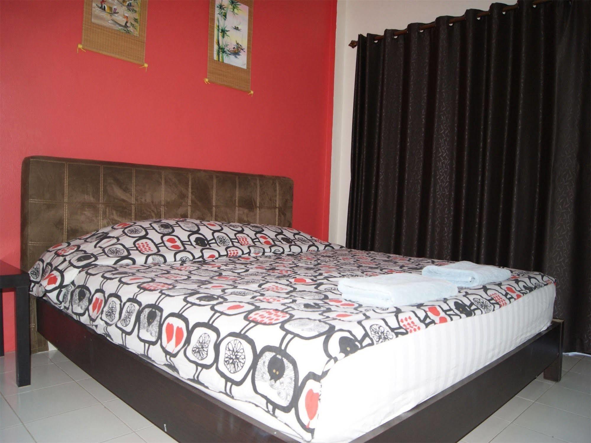 Pineapple Guesthouse Phuket Exterior photo